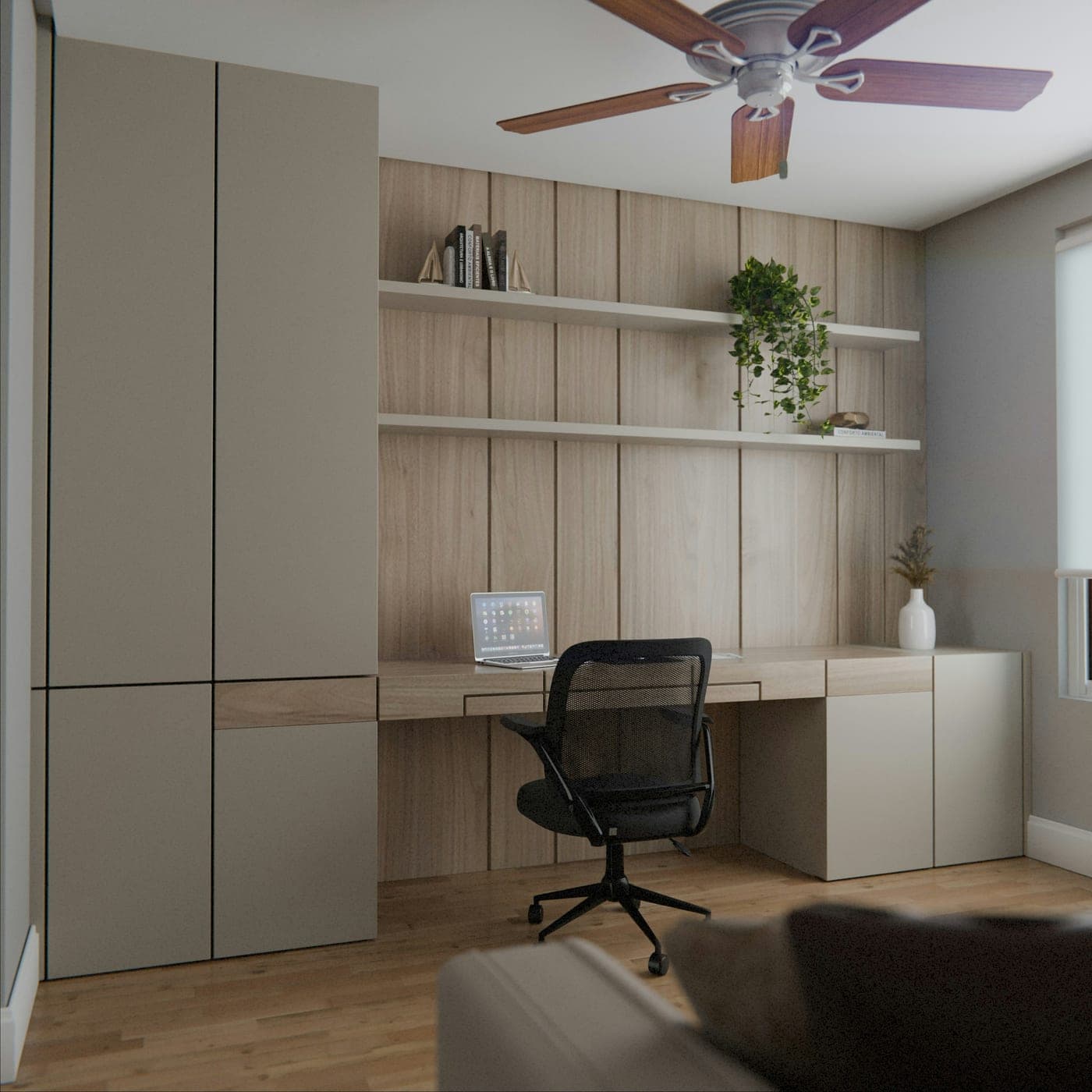 Home office com marcenaria integrada, bancada e prateleiras
